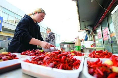 万人共飨龙虾宴，一料入魂味无疆